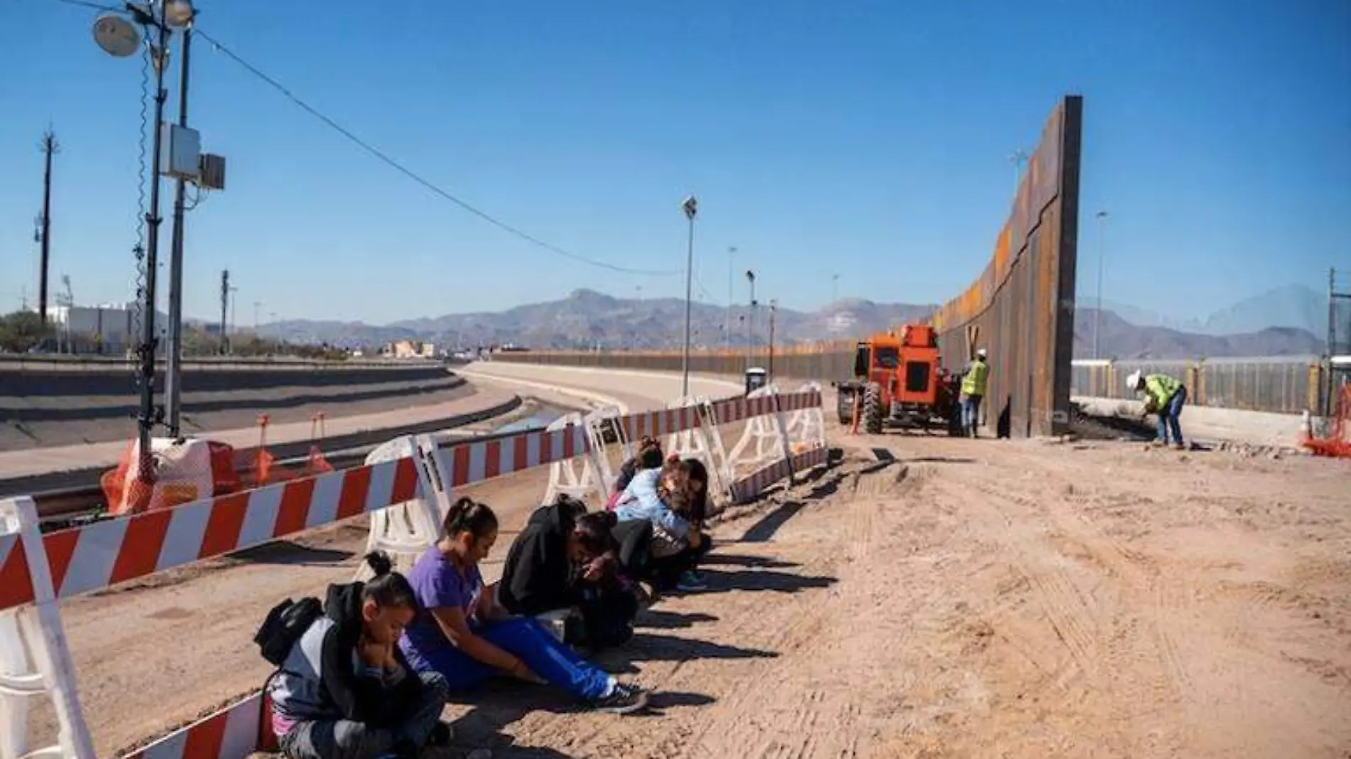 Texas construye muro en la frontera con México para frenar migrantes